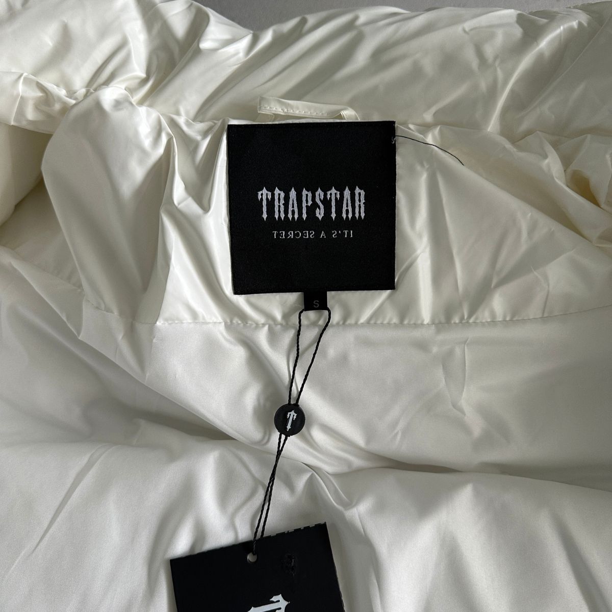 Jaqueta Puffer Trapstar Irongate Embossed White