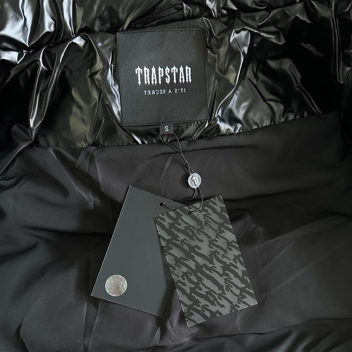 Jaqueta Puffer Trapstar Irongate Embossed Black