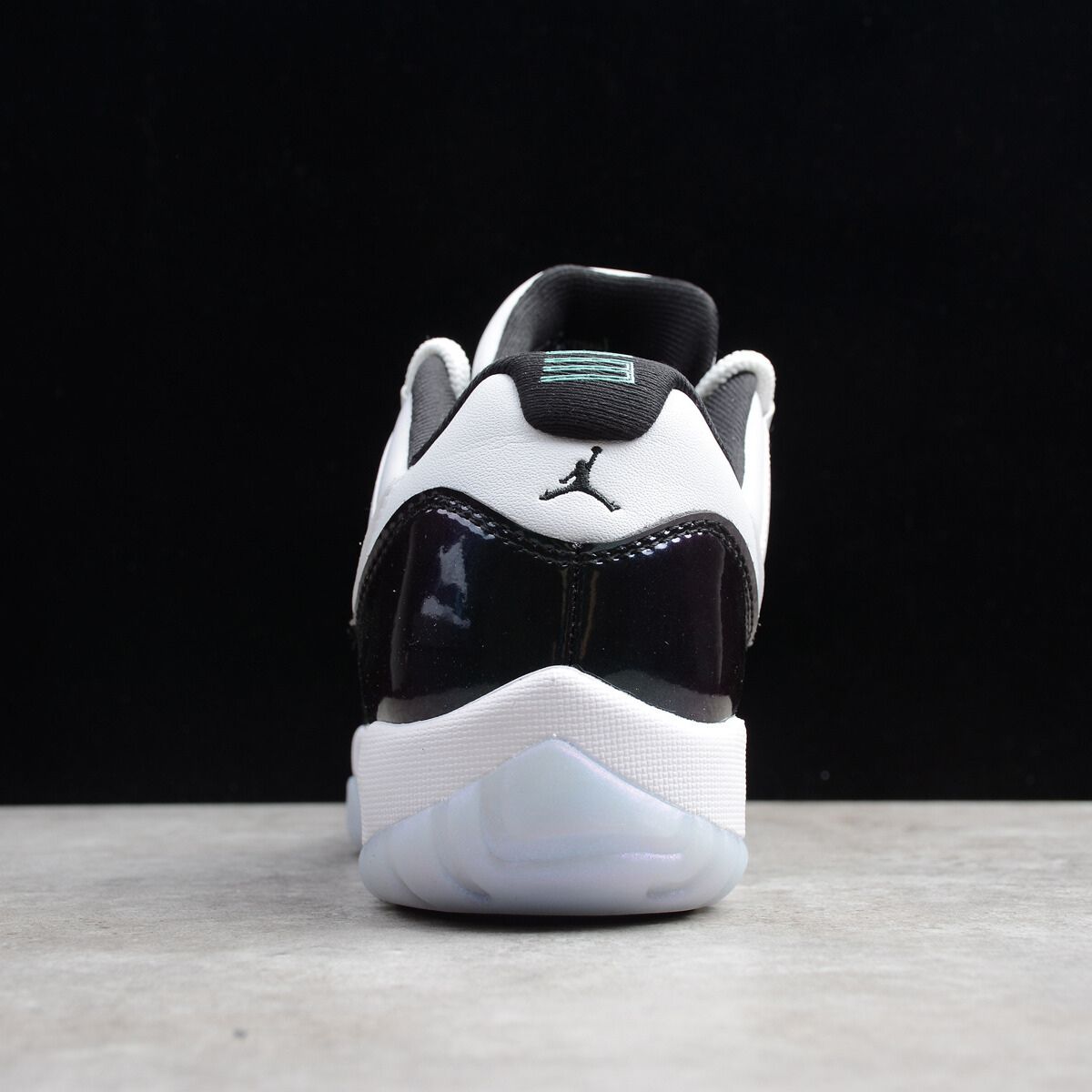 Air Jordan 11 Retro Low Concord
