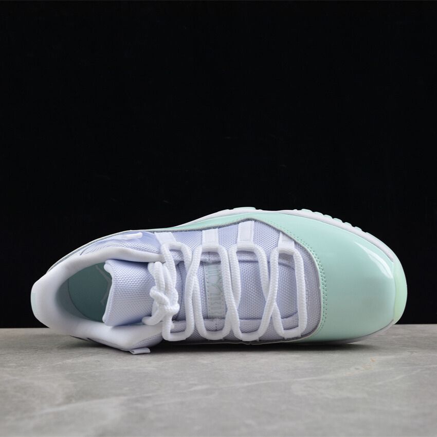 Air Jordan 11 Retro Low White / Igloo