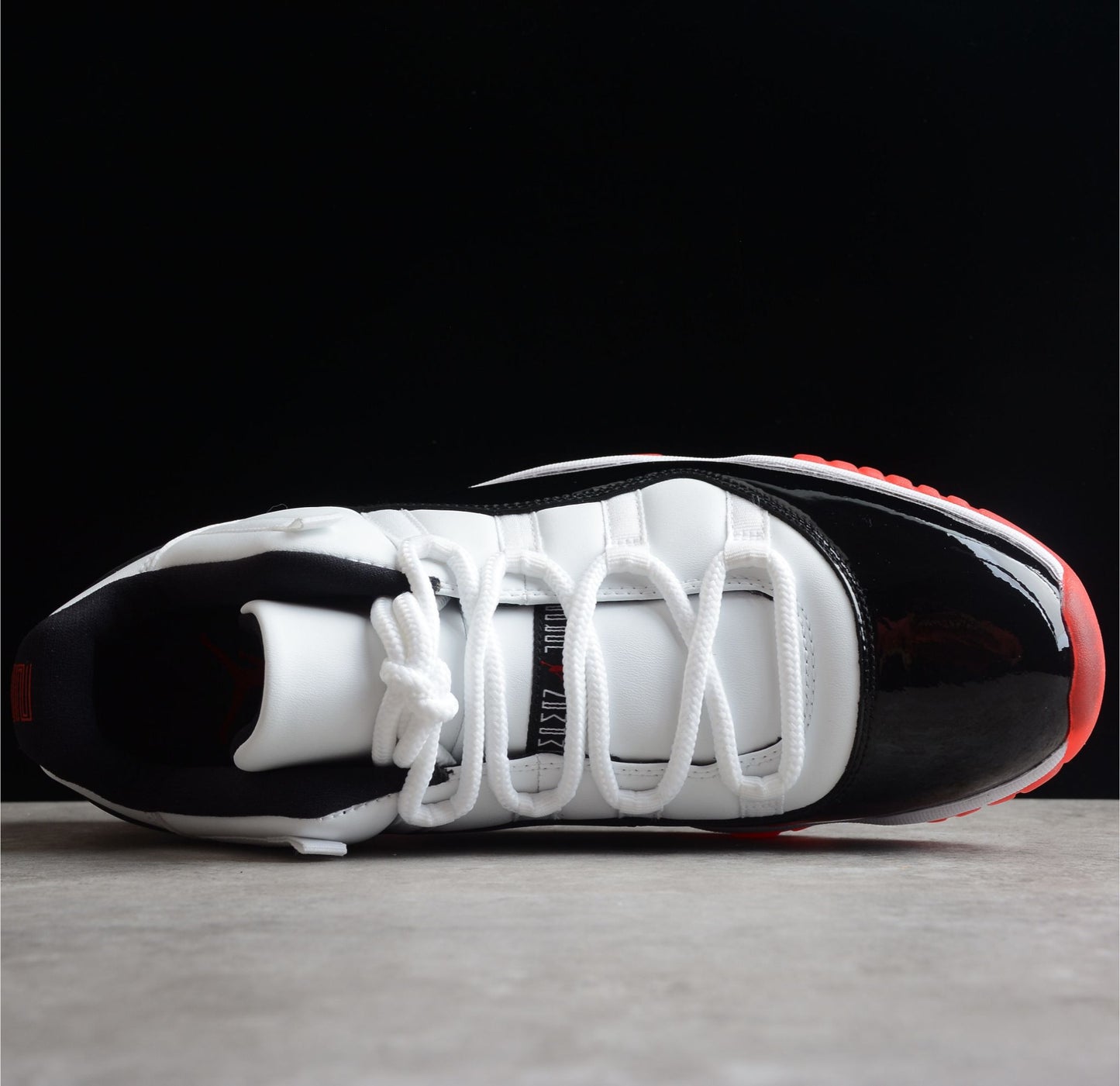 Air Jordan 11 Low Concord Bred